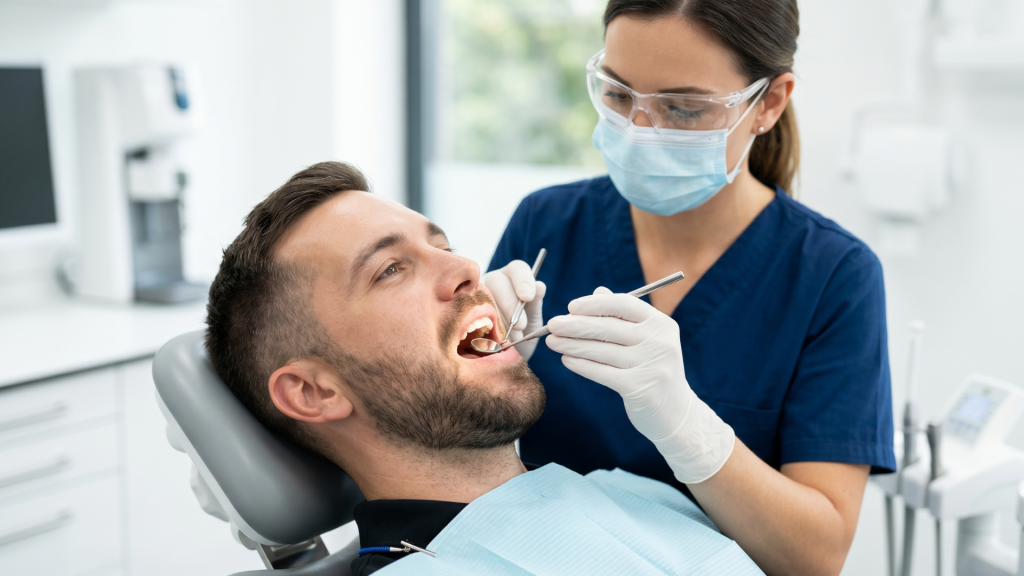 Hombre realizándose una Revisión Dental Natudental Montequinto